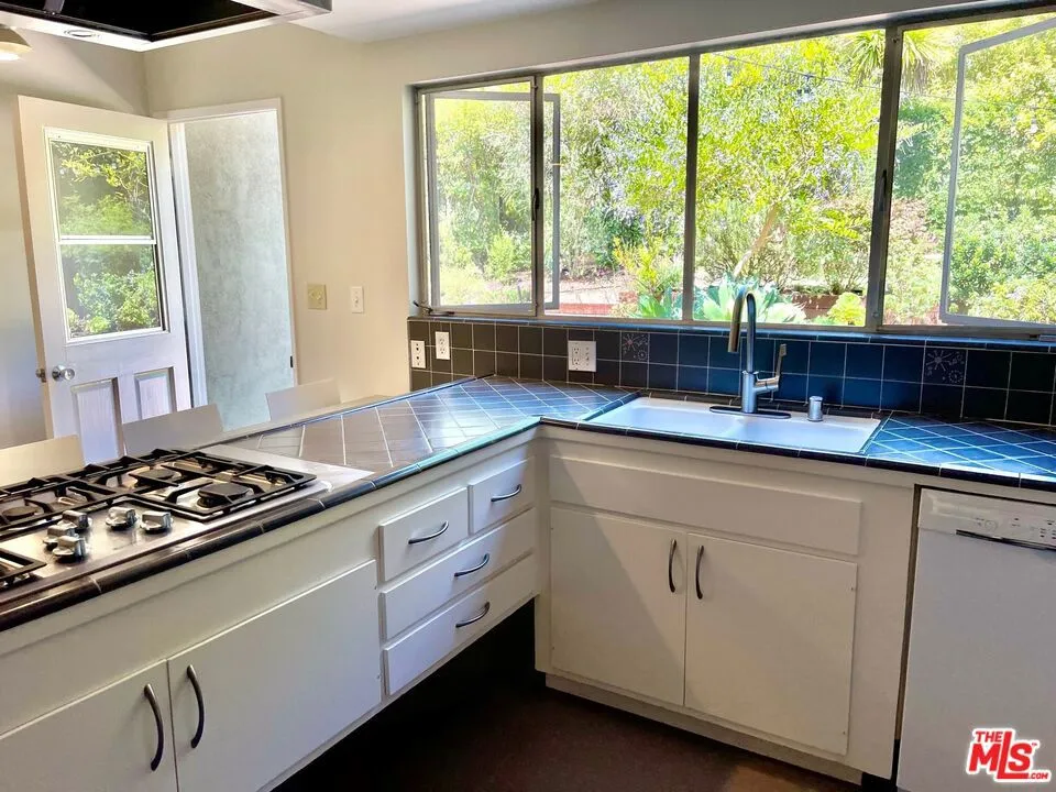 Santa Monica, California 90402, United States, 3 Bedrooms Bedrooms, ,2 BathroomsBathrooms,Residential,Pending,129564