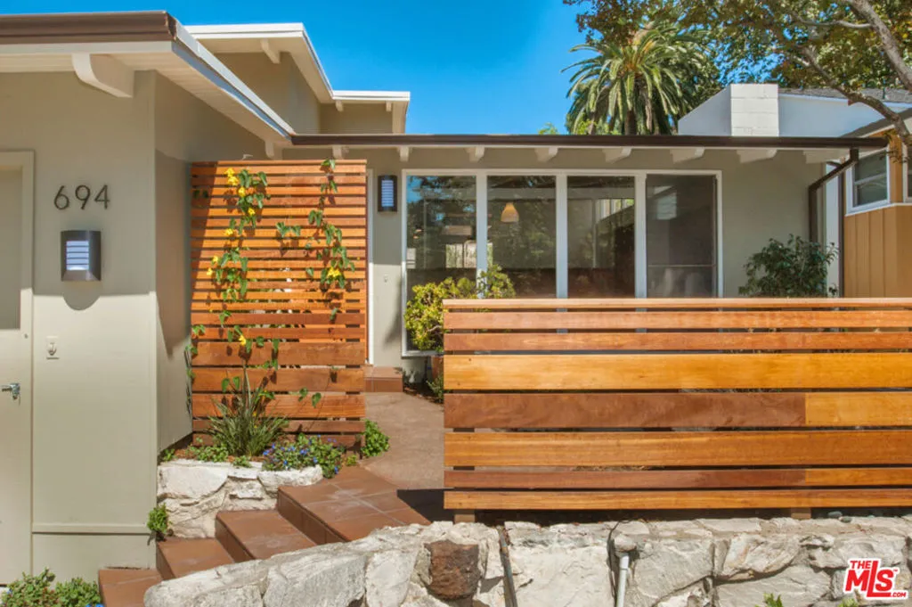 Santa Monica, California 90402, United States, 3 Bedrooms Bedrooms, ,2 BathroomsBathrooms,Residential,Pending,129564