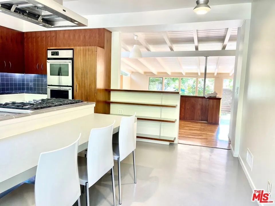 Santa Monica, California 90402, United States, 3 Bedrooms Bedrooms, ,2 BathroomsBathrooms,Residential,Pending,129564