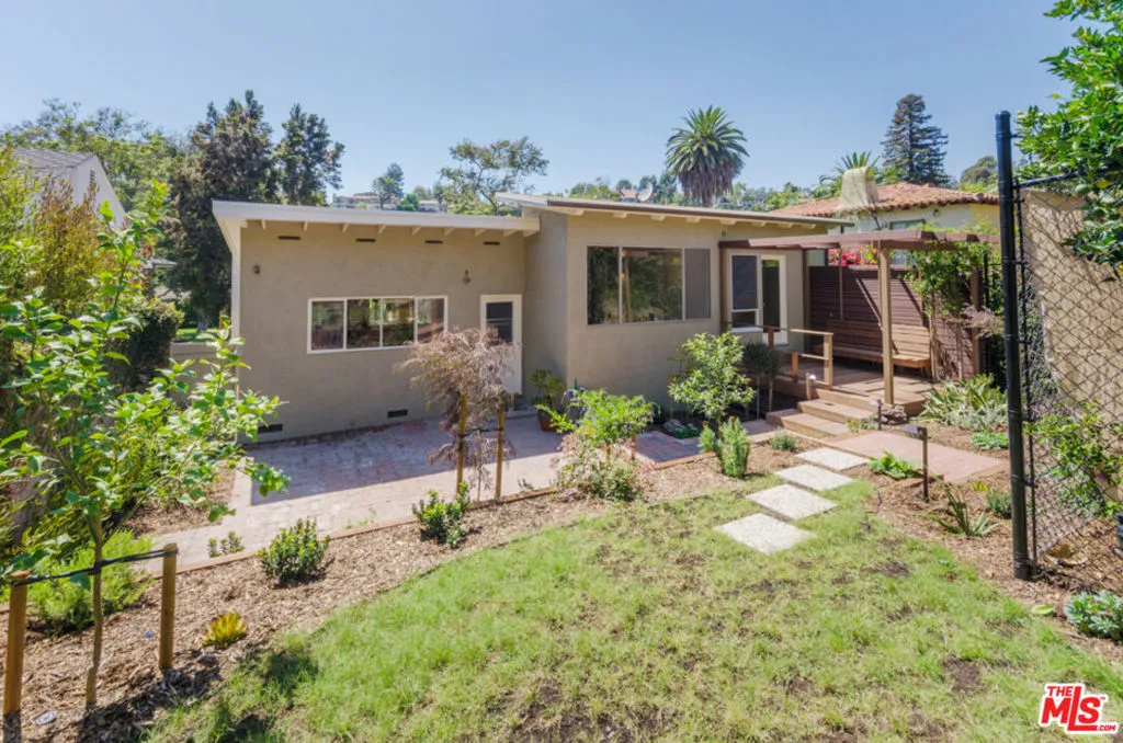 Santa Monica, California 90402, United States, 3 Bedrooms Bedrooms, ,2 BathroomsBathrooms,Residential,Pending,129564