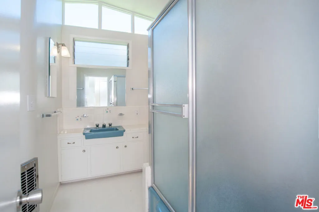 Santa Monica, California 90402, United States, 3 Bedrooms Bedrooms, ,2 BathroomsBathrooms,Residential,Pending,129564