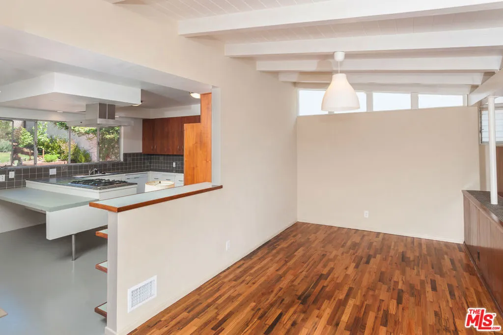 Santa Monica, California 90402, United States, 3 Bedrooms Bedrooms, ,2 BathroomsBathrooms,Residential,Pending,129564