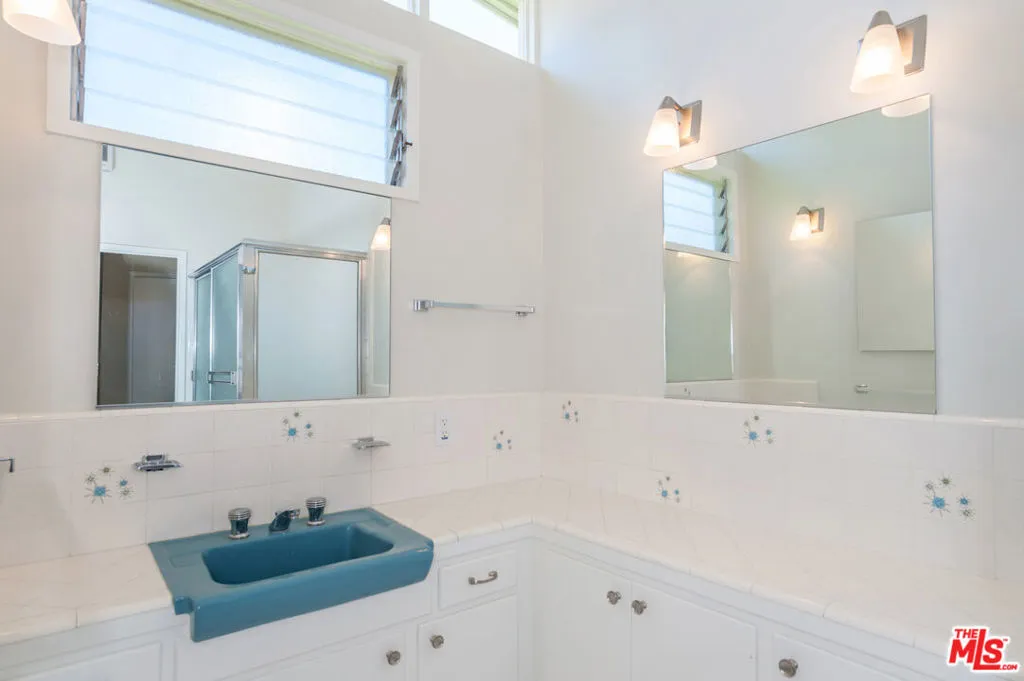 Santa Monica, California 90402, United States, 3 Bedrooms Bedrooms, ,2 BathroomsBathrooms,Residential,Pending,129564