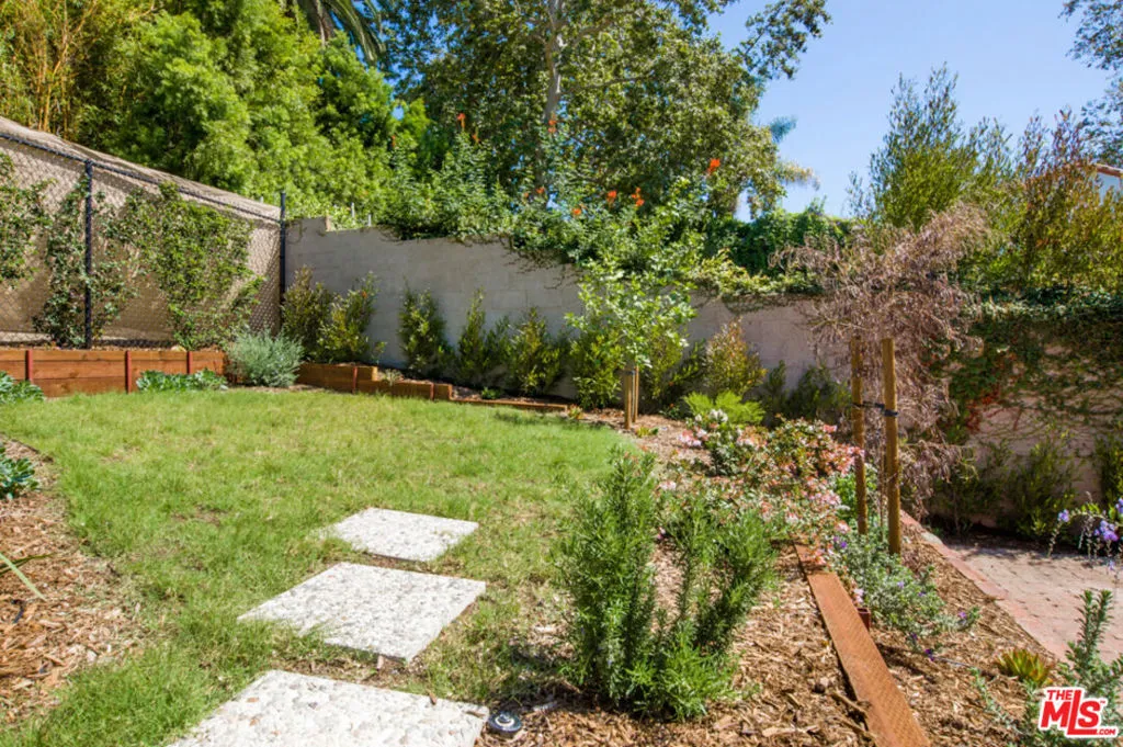 Santa Monica, California 90402, United States, 3 Bedrooms Bedrooms, ,2 BathroomsBathrooms,Residential,Pending,129564