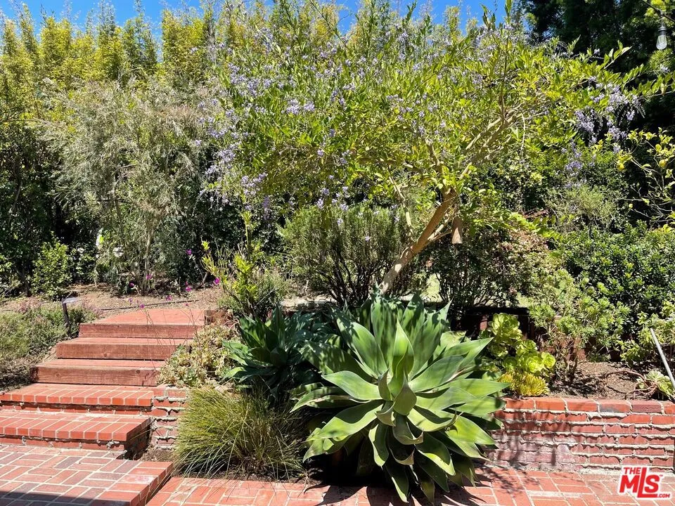 Santa Monica, California 90402, United States, 3 Bedrooms Bedrooms, ,2 BathroomsBathrooms,Residential,Pending,129564