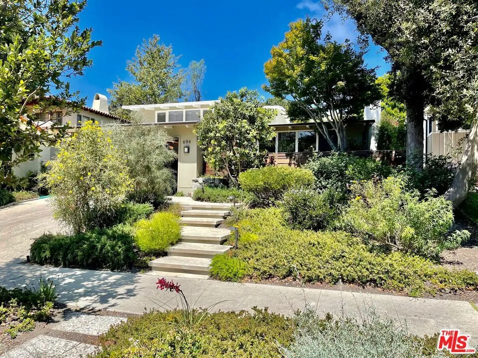 Santa Monica, California 90402, United States, 3 Bedrooms Bedrooms, ,2 BathroomsBathrooms,Residential,Pending,129564