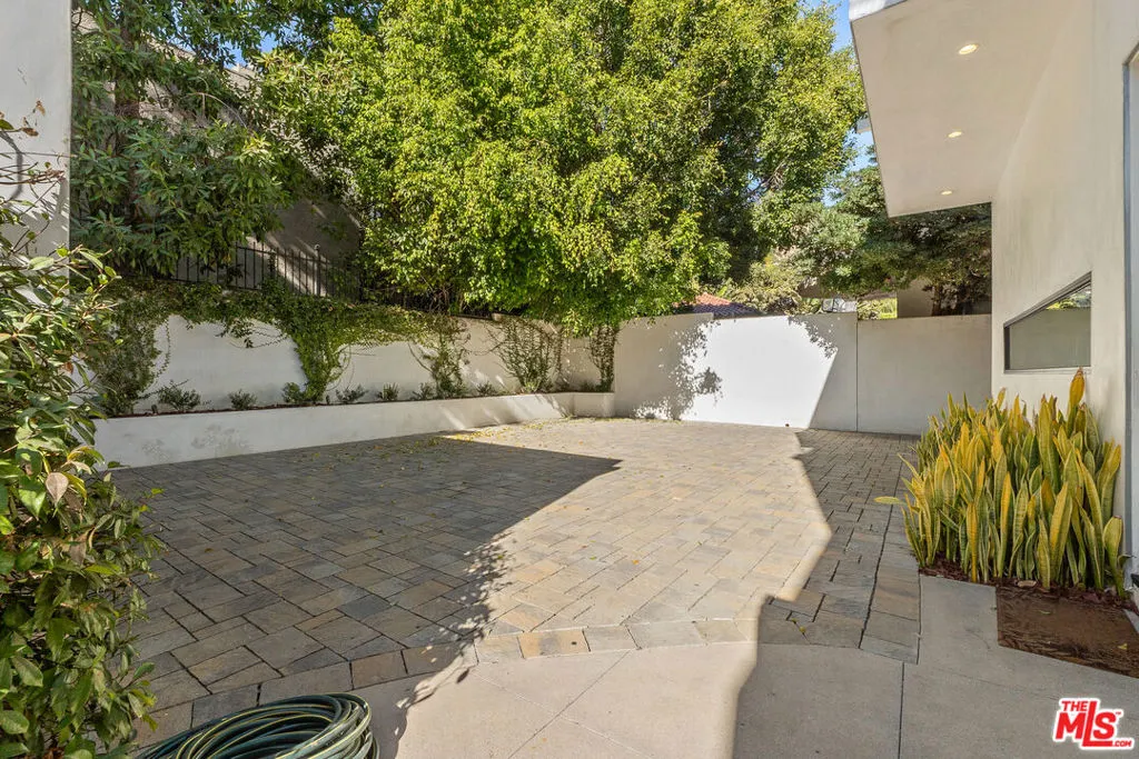 Los Angeles, California 90046, United States, 4 Bedrooms Bedrooms, ,5 BathroomsBathrooms,Residential,Active,15422