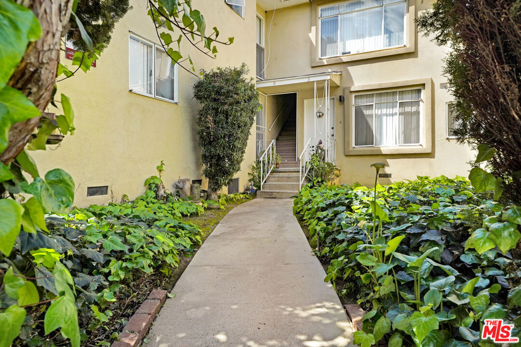 Properties 4 4321 Saugus Avenue