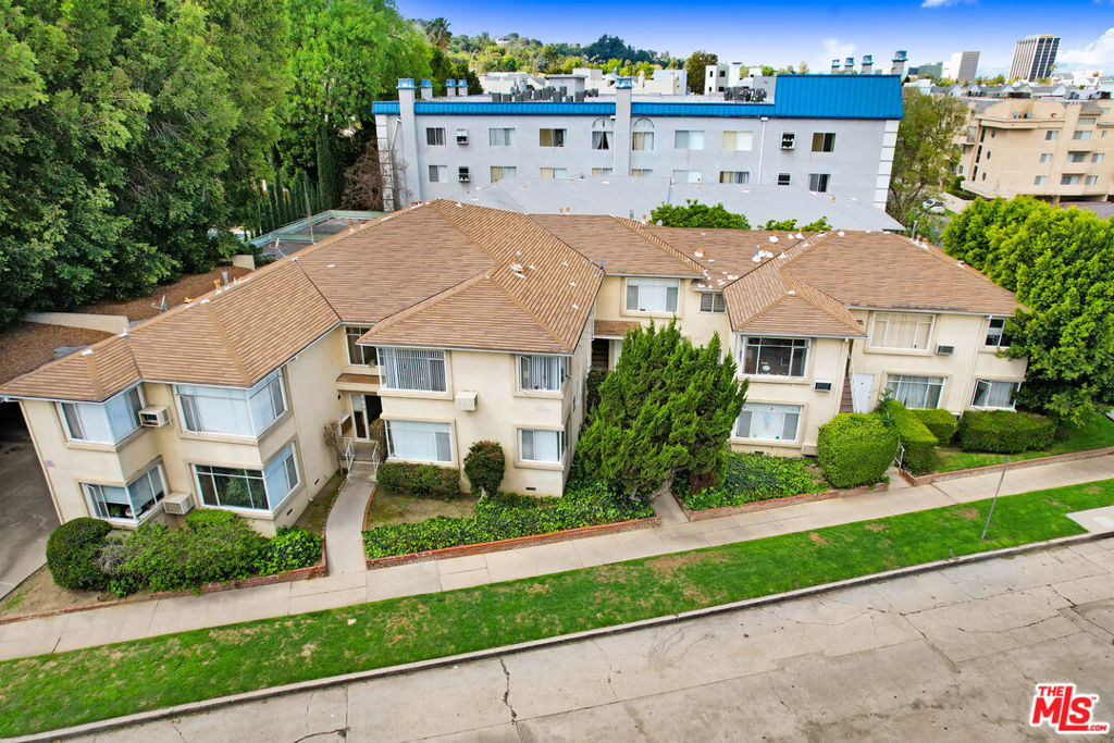 Properties 1 4321 Saugus Avenue