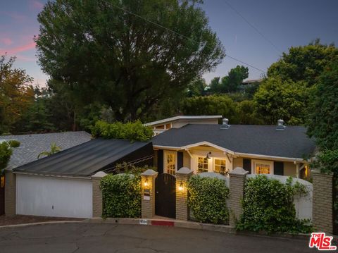 Single Family Residence in Los Angeles CA 8504 Ridpath Drive.jpg
