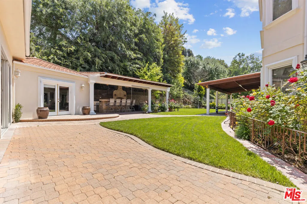 Tarzana, California 91356, United States, 7 Bedrooms Bedrooms, ,9 BathroomsBathrooms,Residential,Active,123108