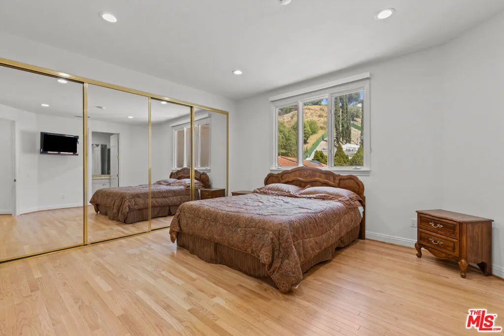 Tarzana, California 91356, United States, 7 Bedrooms Bedrooms, ,9 BathroomsBathrooms,Residential,Active,123108