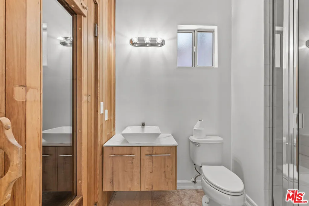 Tarzana, California 91356, United States, 7 Bedrooms Bedrooms, ,9 BathroomsBathrooms,Residential,Active,123108