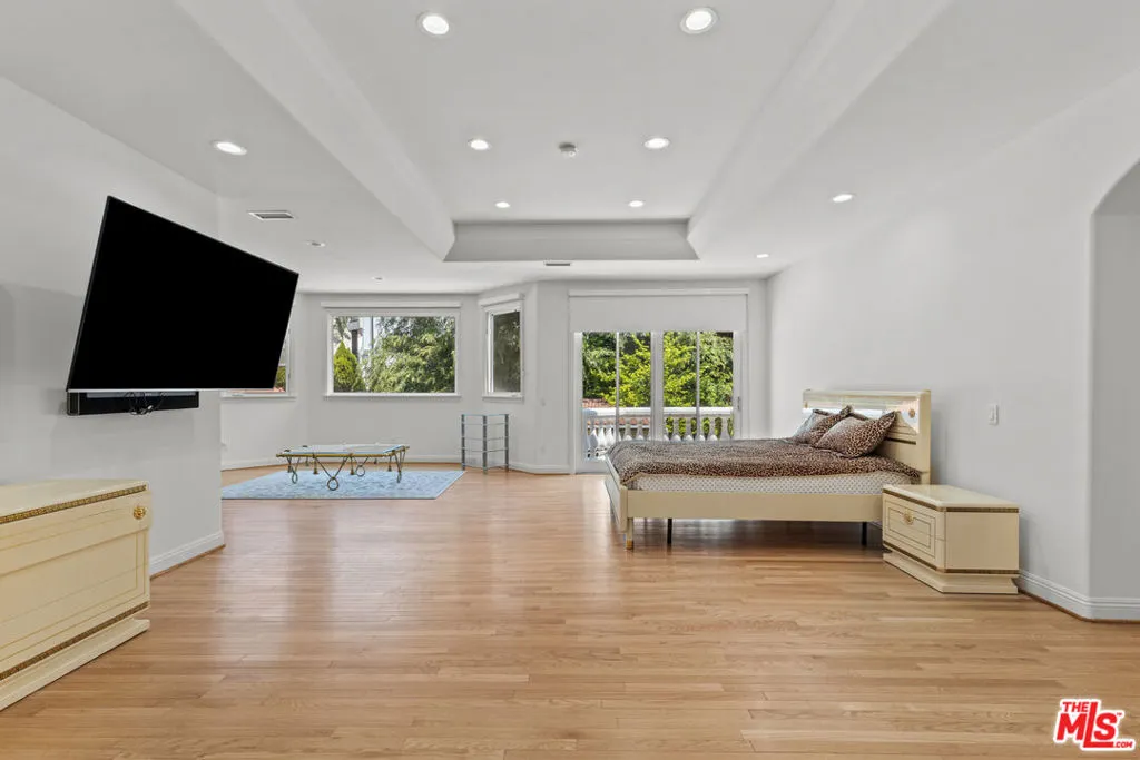 Tarzana, California 91356, United States, 7 Bedrooms Bedrooms, ,9 BathroomsBathrooms,Residential,Active,123108