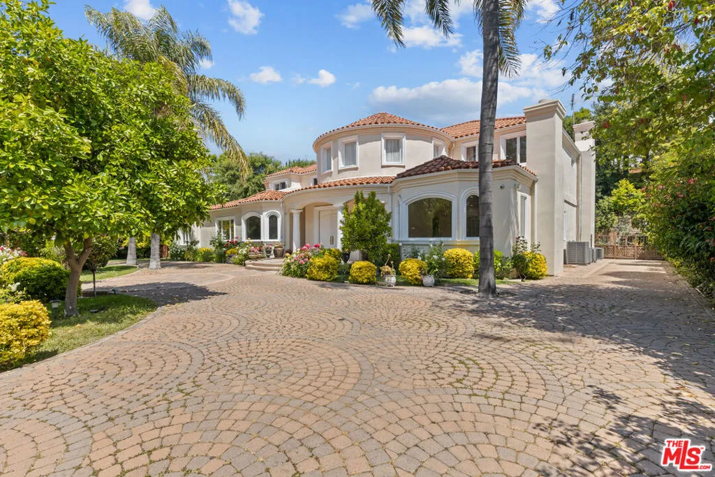 Tarzana, California 91356, United States, 7 Bedrooms Bedrooms, ,9 BathroomsBathrooms,Residential,Active,123108