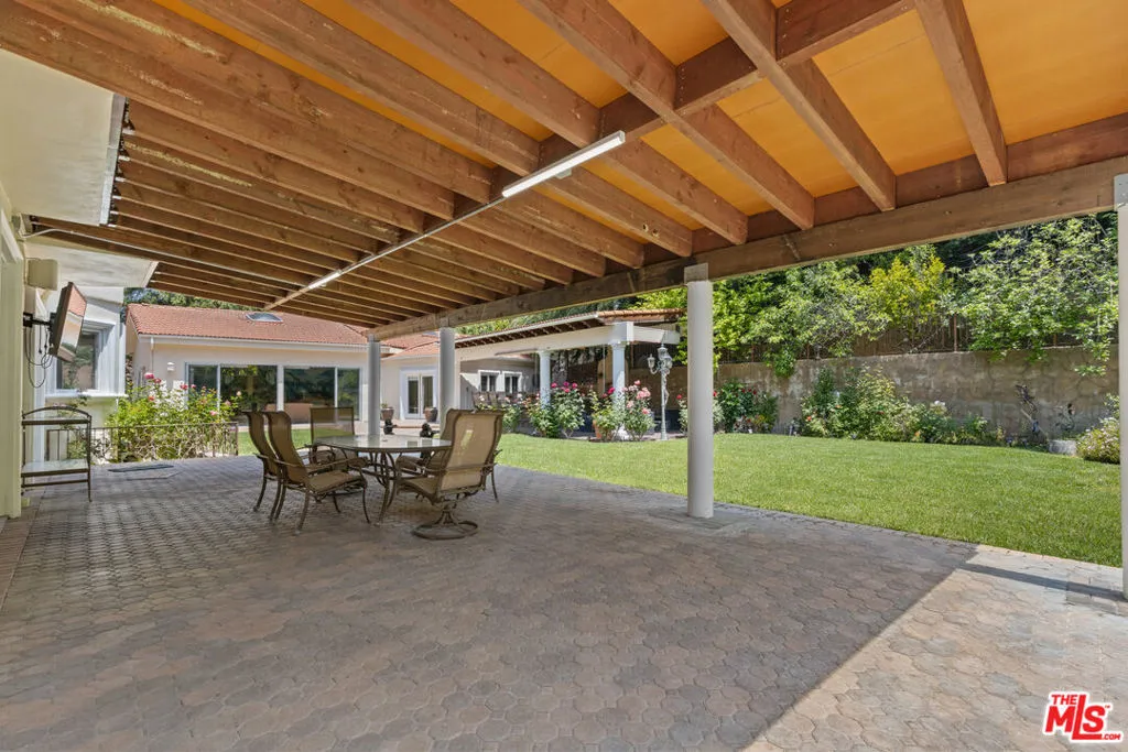 Tarzana, California 91356, United States, 7 Bedrooms Bedrooms, ,9 BathroomsBathrooms,Residential,Active,123108