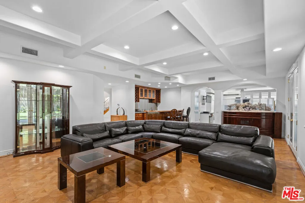 Tarzana, California 91356, United States, 7 Bedrooms Bedrooms, ,9 BathroomsBathrooms,Residential,Active,123108