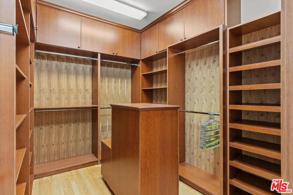 Tarzana, California 91356, United States, 7 Bedrooms Bedrooms, ,9 BathroomsBathrooms,Residential,Active,123108