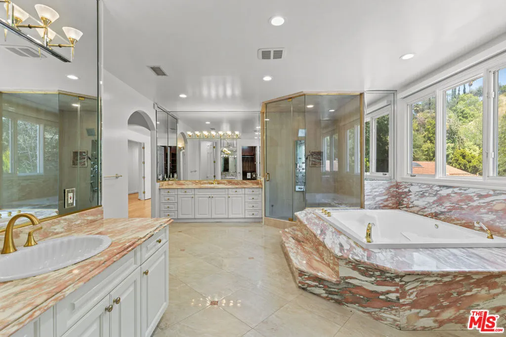 Tarzana, California 91356, United States, 7 Bedrooms Bedrooms, ,9 BathroomsBathrooms,Residential,Active,123108