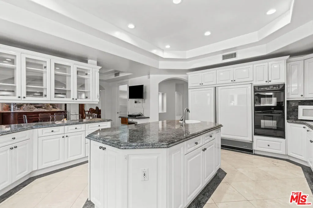 Tarzana, California 91356, United States, 7 Bedrooms Bedrooms, ,9 BathroomsBathrooms,Residential,Active,123108