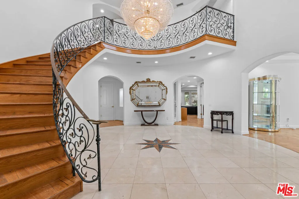 Tarzana, California 91356, United States, 7 Bedrooms Bedrooms, ,9 BathroomsBathrooms,Residential,Active,123108