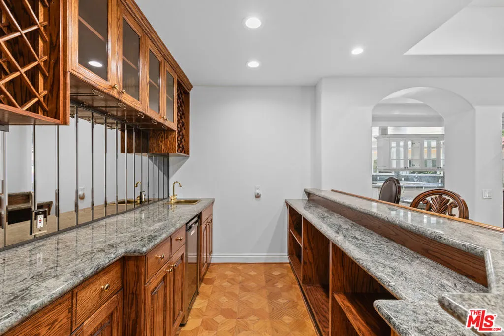 Tarzana, California 91356, United States, 7 Bedrooms Bedrooms, ,9 BathroomsBathrooms,Residential,Active,123108