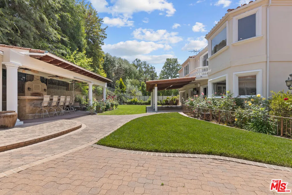 Tarzana, California 91356, United States, 7 Bedrooms Bedrooms, ,9 BathroomsBathrooms,Residential,Active,123108