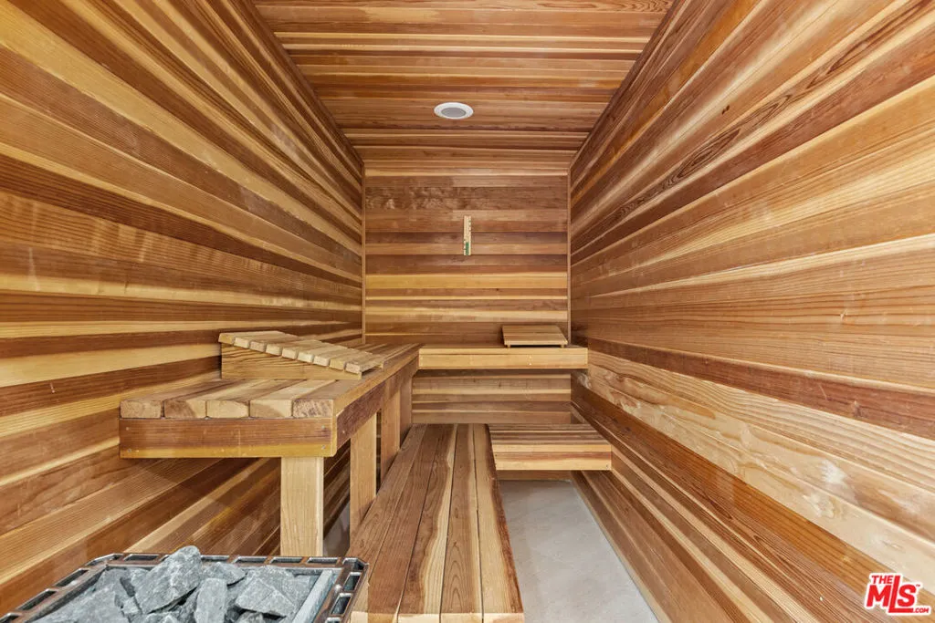 Tarzana, California 91356, United States, 7 Bedrooms Bedrooms, ,9 BathroomsBathrooms,Residential,Active,123108