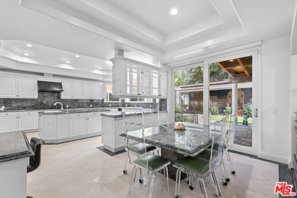 Tarzana, California 91356, United States, 7 Bedrooms Bedrooms, ,9 BathroomsBathrooms,Residential,Active,123108