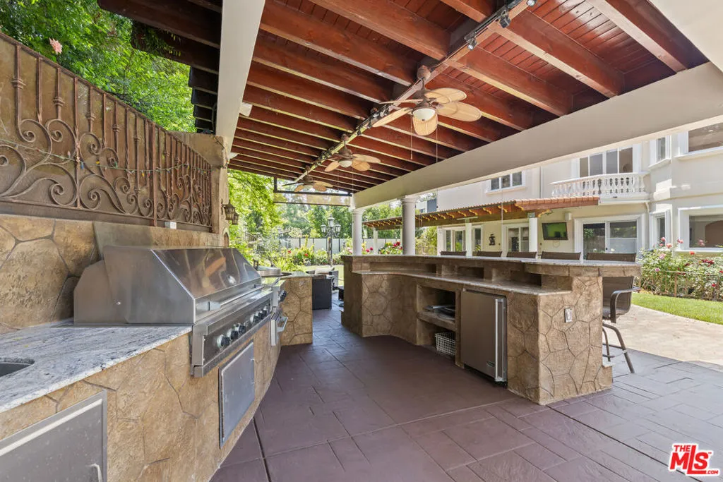 Tarzana, California 91356, United States, 7 Bedrooms Bedrooms, ,9 BathroomsBathrooms,Residential,Active,123108