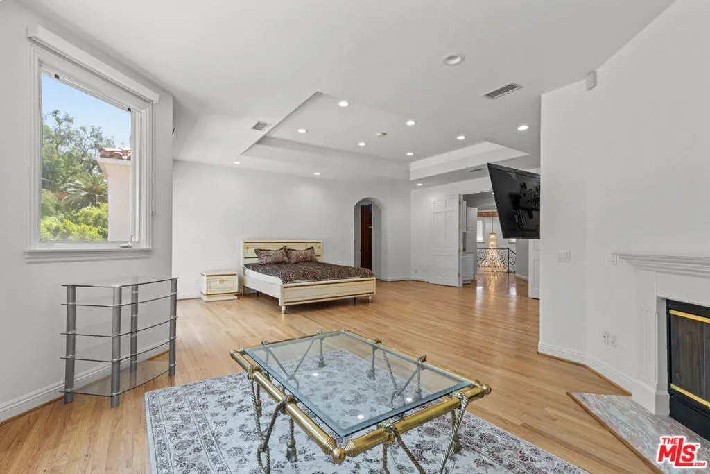 Tarzana, California 91356, United States, 7 Bedrooms Bedrooms, ,9 BathroomsBathrooms,Residential,Active,123108