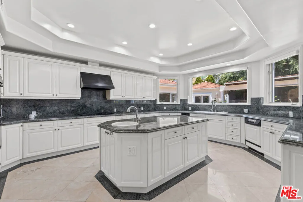 Tarzana, California 91356, United States, 7 Bedrooms Bedrooms, ,9 BathroomsBathrooms,Residential,Active,123108