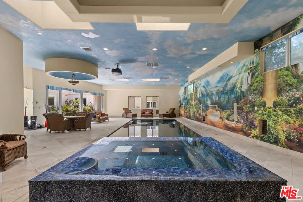 Tarzana, California 91356, United States, 7 Bedrooms Bedrooms, ,9 BathroomsBathrooms,Residential,Active,123108