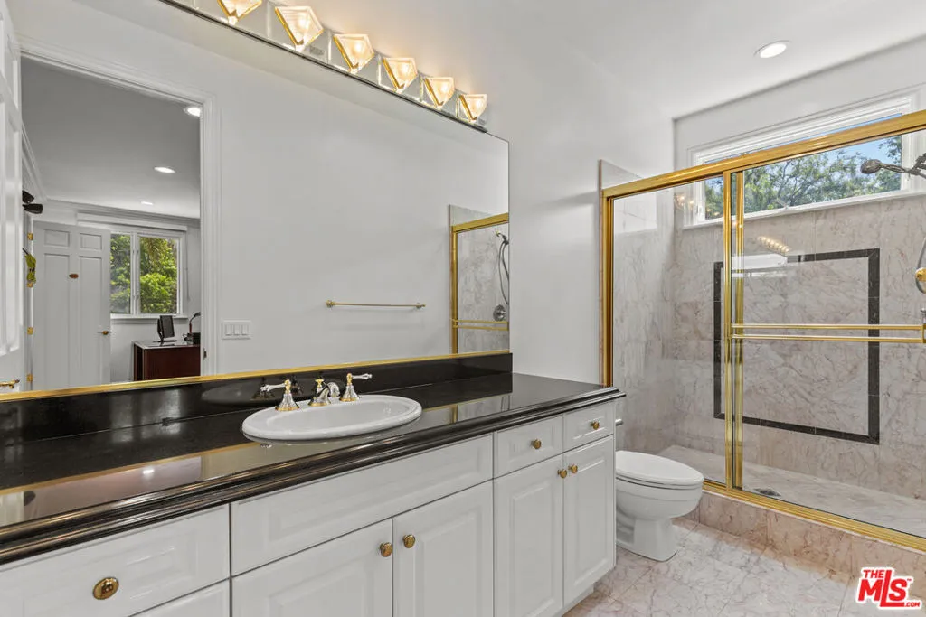 Tarzana, California 91356, United States, 7 Bedrooms Bedrooms, ,9 BathroomsBathrooms,Residential,Active,123108