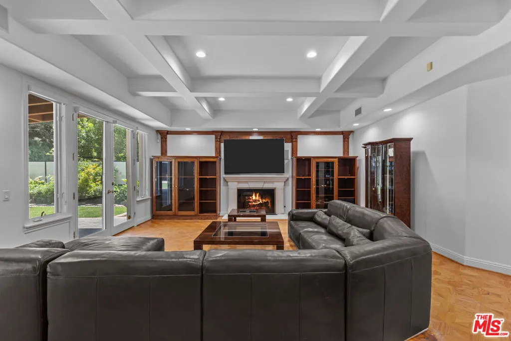 Tarzana, California 91356, United States, 7 Bedrooms Bedrooms, ,9 BathroomsBathrooms,Residential,Active,123108