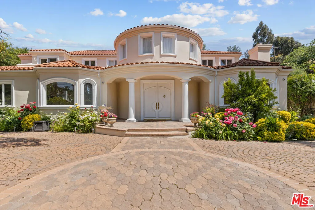 Tarzana, California 91356, United States, 7 Bedrooms Bedrooms, ,9 BathroomsBathrooms,Residential,Active,123108