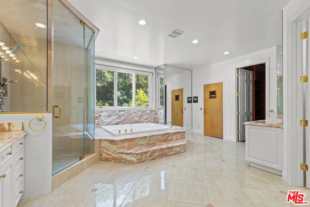 Tarzana, California 91356, United States, 7 Bedrooms Bedrooms, ,9 BathroomsBathrooms,Residential,Active,123108