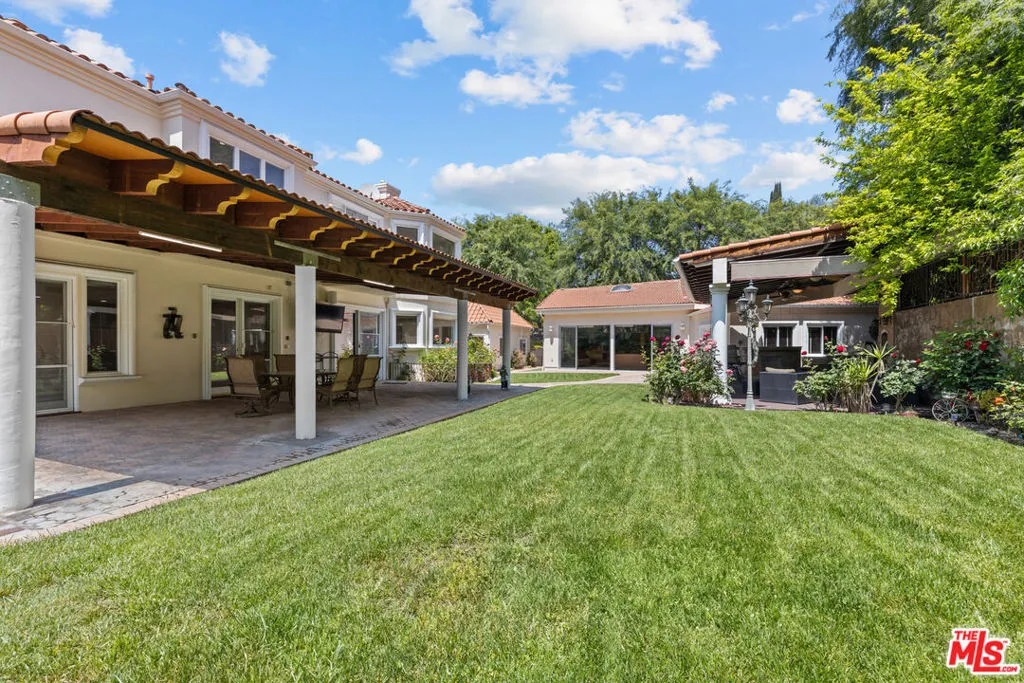 Tarzana, California 91356, United States, 7 Bedrooms Bedrooms, ,9 BathroomsBathrooms,Residential,Active,123108