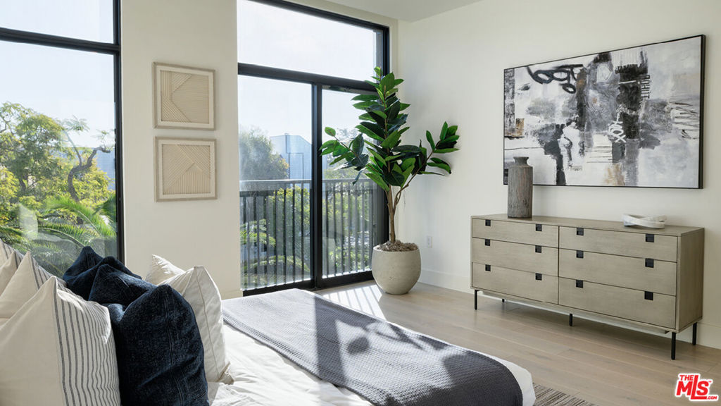 Properties 3 425 N Palm Drive 403