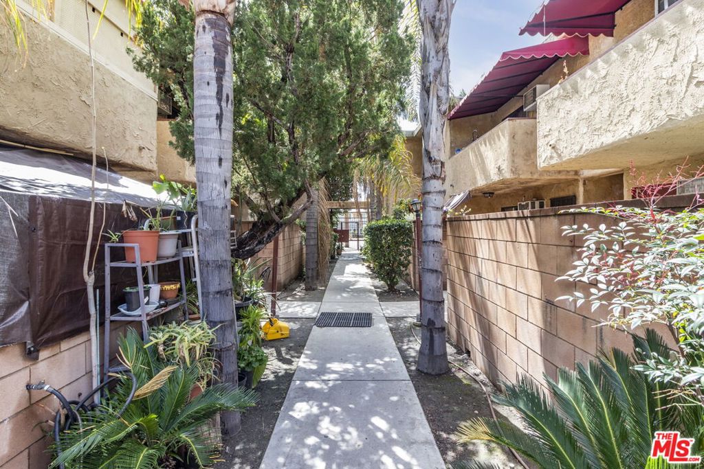 Properties 4 13147 Vanowen Street