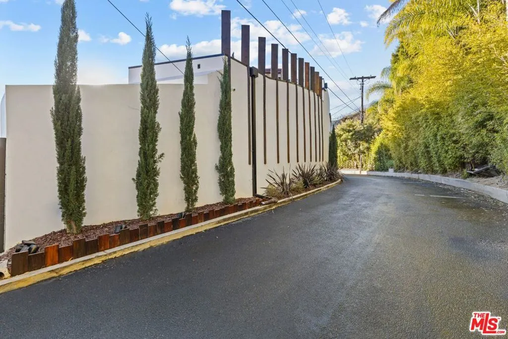 Los Angeles, California 90069, United States, 4 Bedrooms Bedrooms, ,5 BathroomsBathrooms,Residential,Active,82085