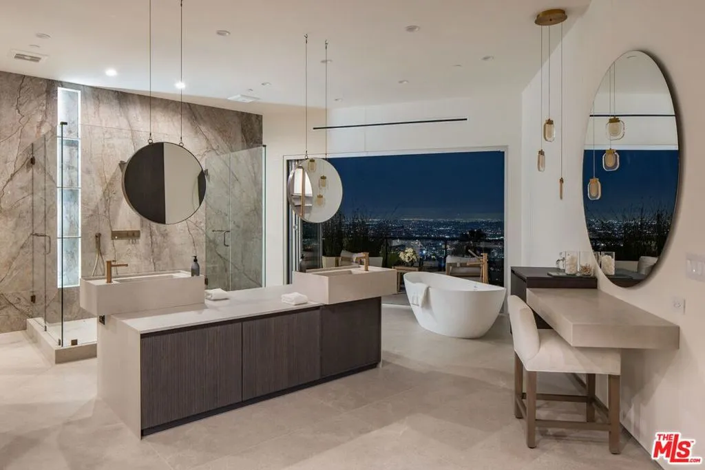 Los Angeles, California 90069, United States, 4 Bedrooms Bedrooms, ,5 BathroomsBathrooms,Residential,Active,82085