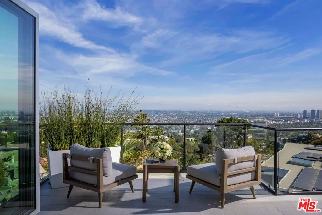 Los Angeles, California 90069, United States, 4 Bedrooms Bedrooms, ,5 BathroomsBathrooms,Residential,Active,82085