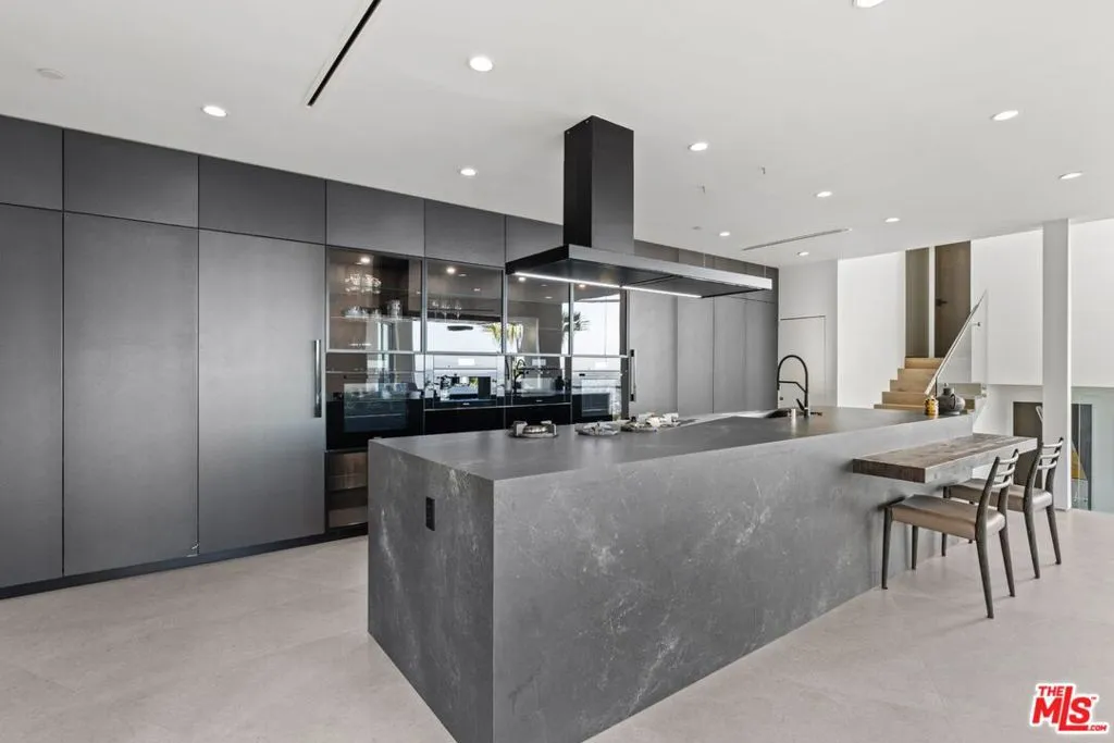 Los Angeles, California 90069, United States, 4 Bedrooms Bedrooms, ,5 BathroomsBathrooms,Residential,Active,82085