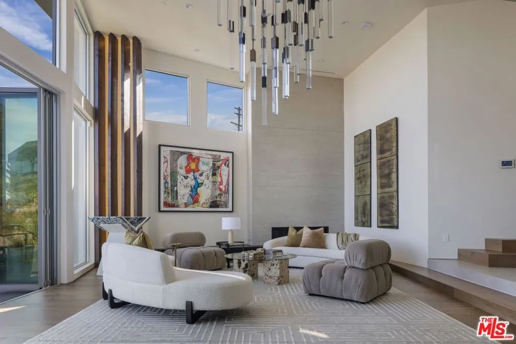 Los Angeles, California 90069, United States, 4 Bedrooms Bedrooms, ,5 BathroomsBathrooms,Residential,Active,82085