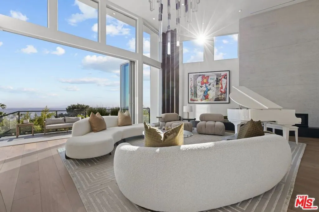 Los Angeles, California 90069, United States, 4 Bedrooms Bedrooms, ,5 BathroomsBathrooms,Residential,Active,82085