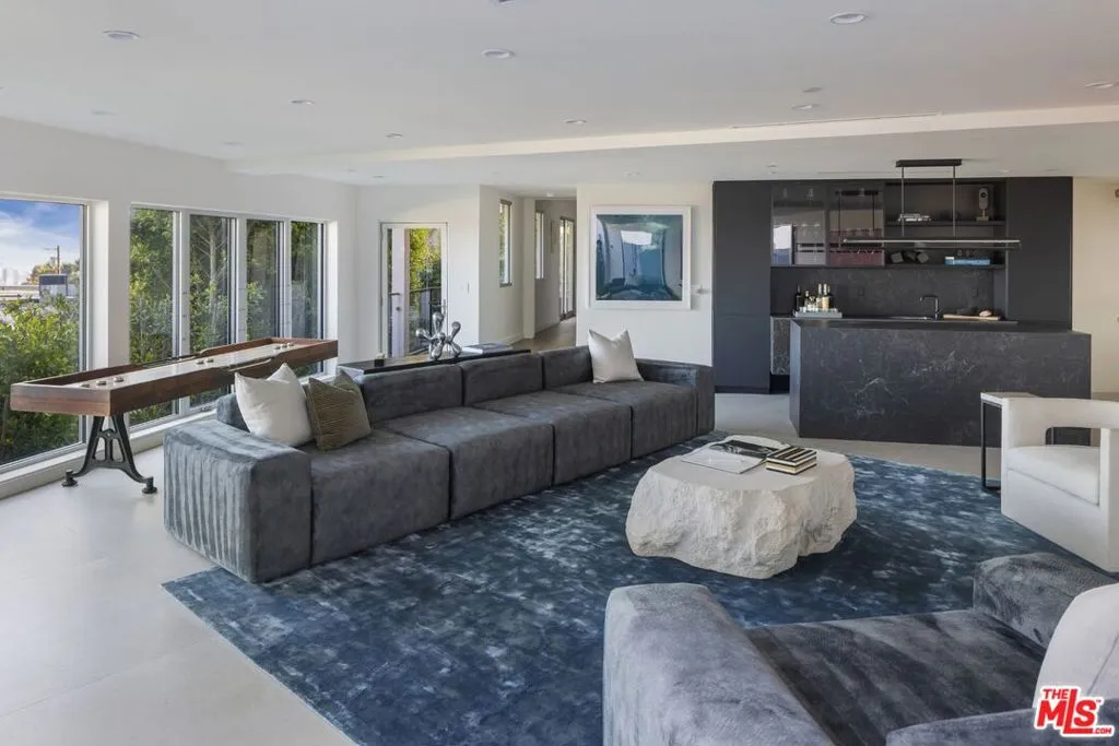 Los Angeles, California 90069, United States, 4 Bedrooms Bedrooms, ,5 BathroomsBathrooms,Residential,Active,82085