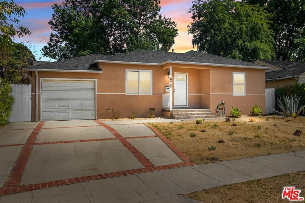Reseda, California 91335, United States, 3 Bedrooms Bedrooms, ,3 BathroomsBathrooms,Residential,Active,106919