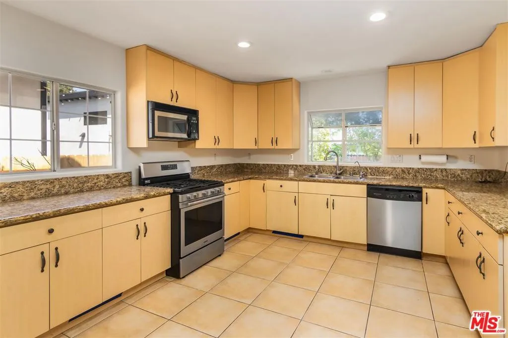 Reseda, California 91335, United States, 3 Bedrooms Bedrooms, ,3 BathroomsBathrooms,Residential,Active,106919