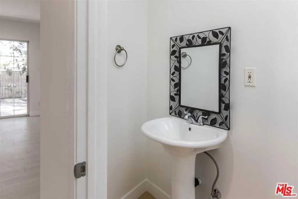 Reseda, California 91335, United States, 3 Bedrooms Bedrooms, ,3 BathroomsBathrooms,Residential,Active,106919